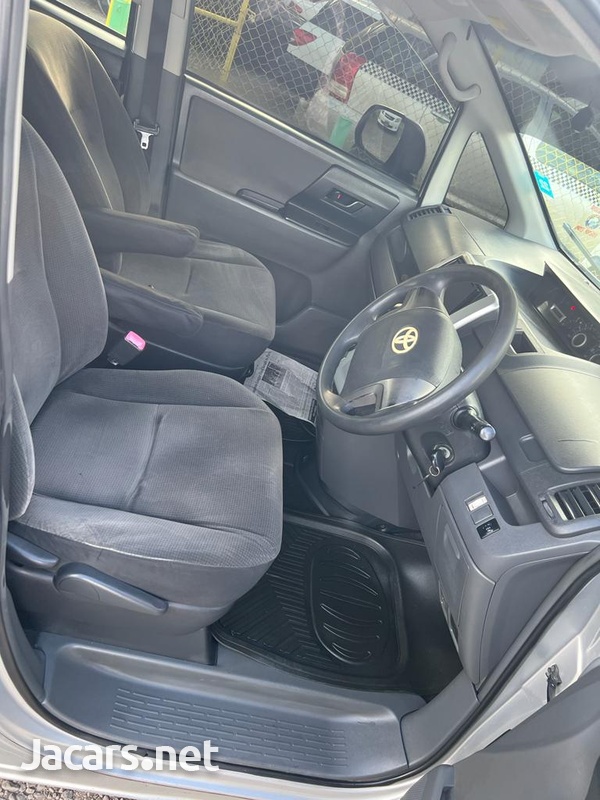 Toyota Voxy 2,0L 2010-3