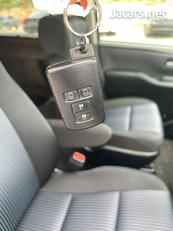 Toyota Voxy 2,0L 2014-6