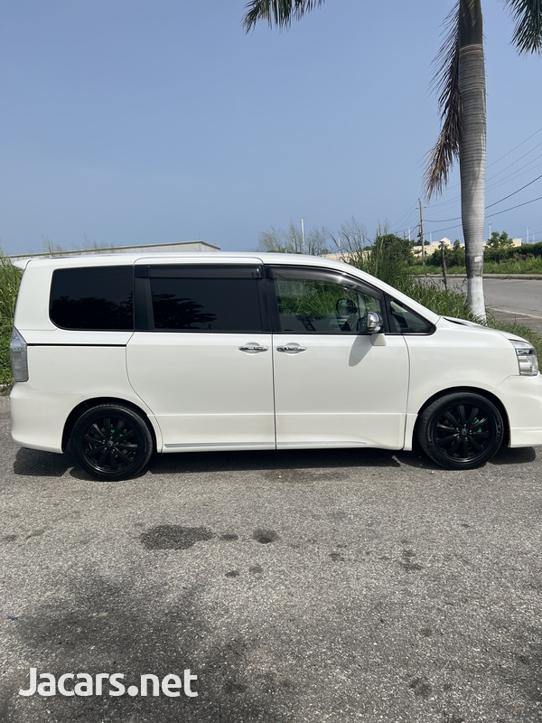 Toyota Voxy 2,0L 2012-1