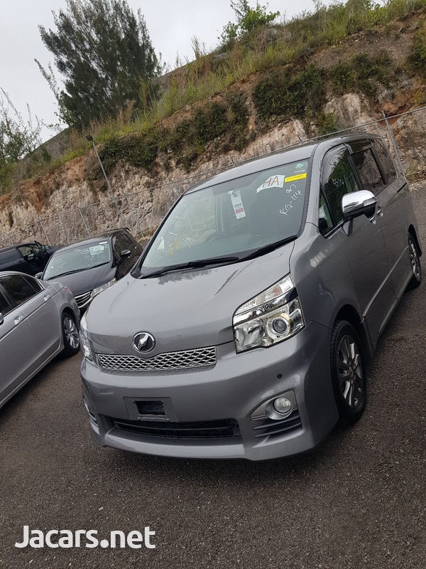 Toyota Voxy 2,0L 2013-2