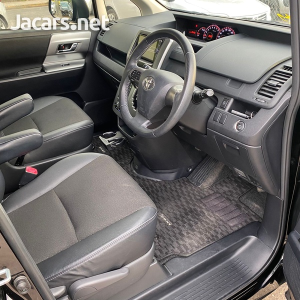 Toyota Voxy 2,0L 2013-6