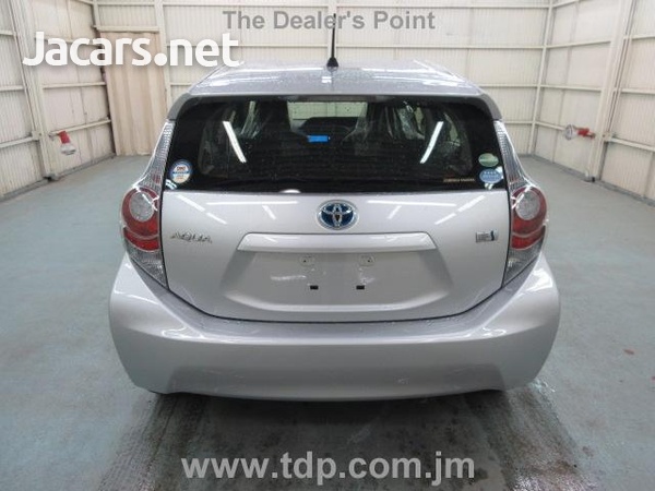 Toyota Aqua 1,5L 2013-4