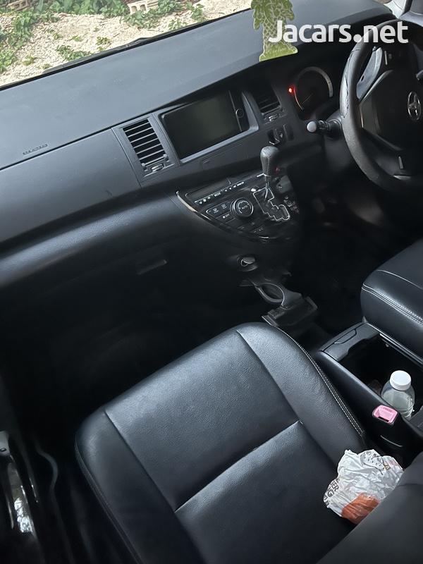Toyota Isis 2,0L 2012-5