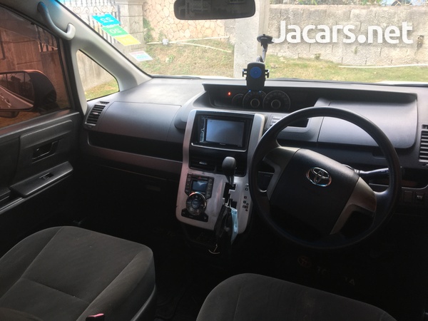 Toyota Voxy 2,0L 2011-8