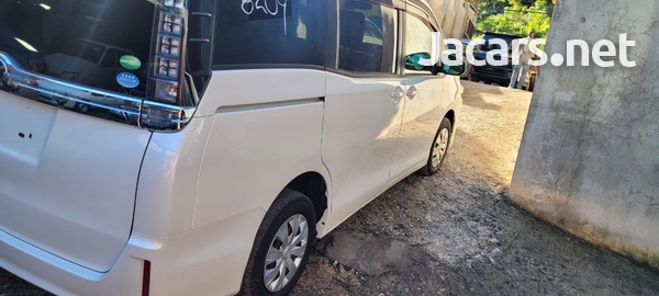Toyota Voxy 2,0L 2014-7