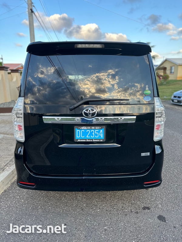 Toyota Voxy 2,0L 2013-11