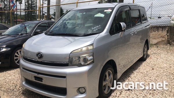 Toyota Voxy 2,0L 2013-3