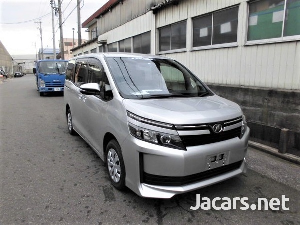 Toyota Voxy 2,0L 2016-1