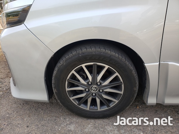 Toyota Voxy 2,0L 2016-8