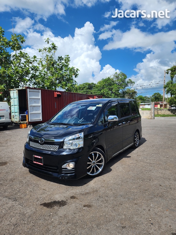 Toyota Voxy 2,0L 2013-1