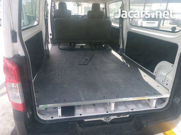 Nissan Caravan 2,5L 2014-9