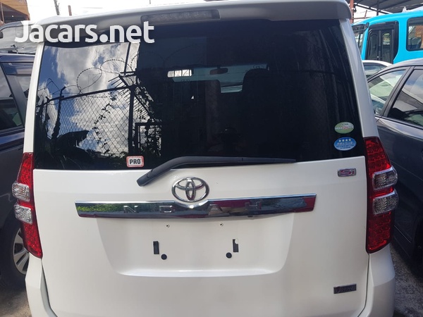 Toyota Noah 2,0L 2012-4