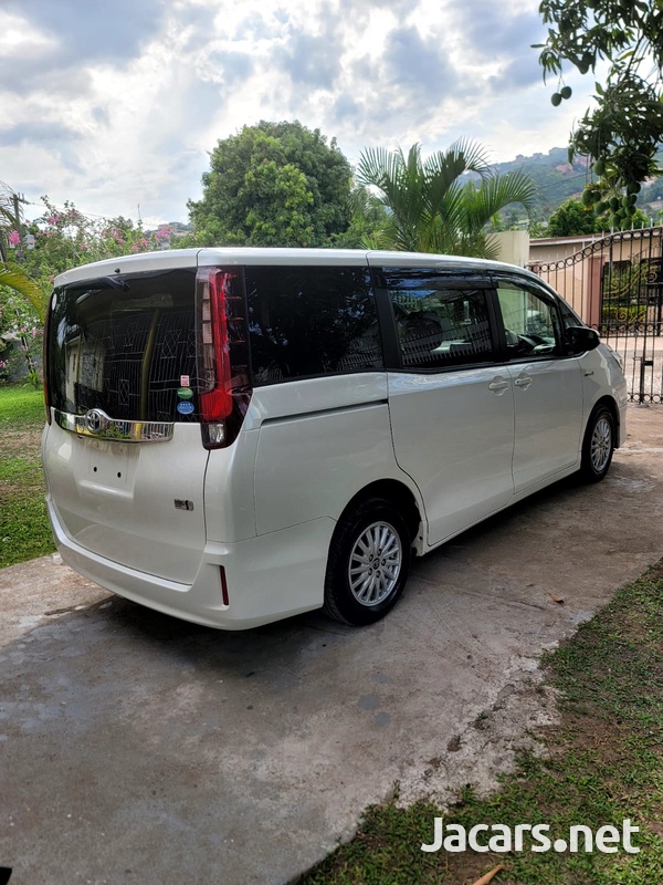 Toyota Noah 2,0L 2016-3