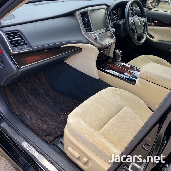 Toyota Crown 2,5L 2016-11