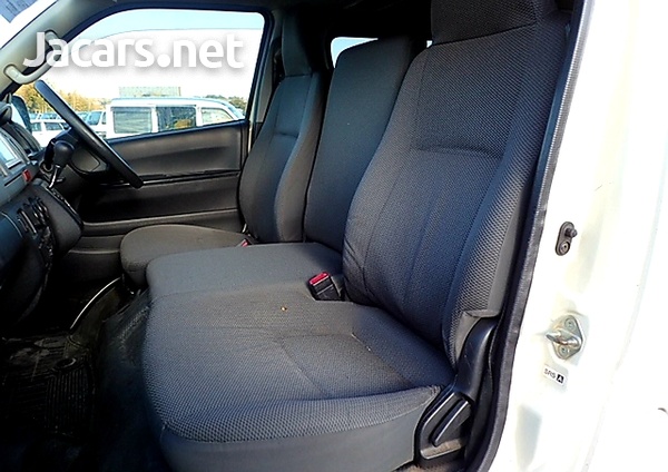 Toyota Hiace 2,0L 2012-6