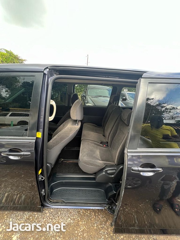 Toyota Voxy 2,0L 2011-11