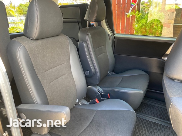 Toyota Voxy 1,8L 2013-10