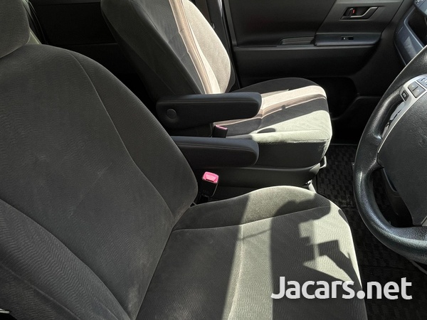Toyota Voxy 1,8L 2013-8