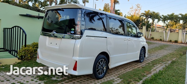 Toyota Voxy 2,0L 2017-5