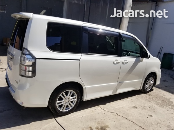 Toyota Voxy 2,0L 2012-4