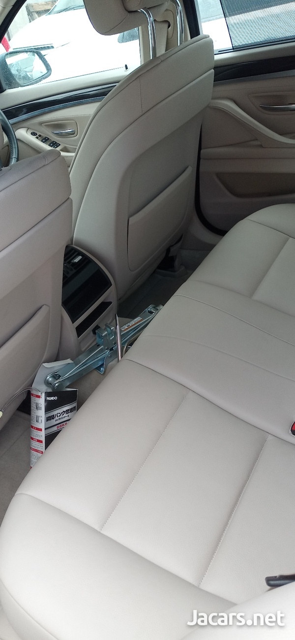 BMW 5-Series 2,5L 2012-6