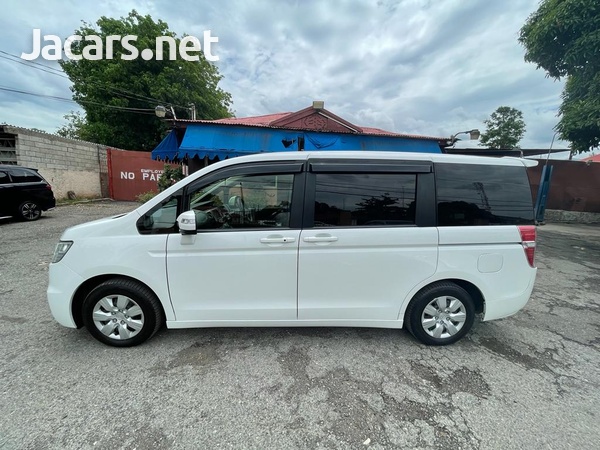 Honda Stepwgn 2,0L 2013-4