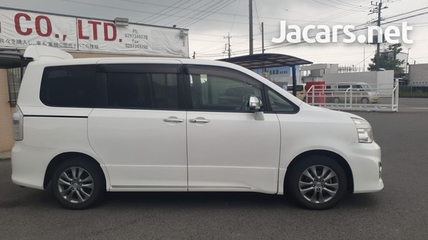 Toyota Voxy 2,0L 2013-1