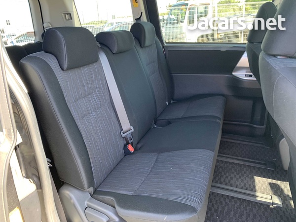Toyota Noah 2,0L 2013-9
