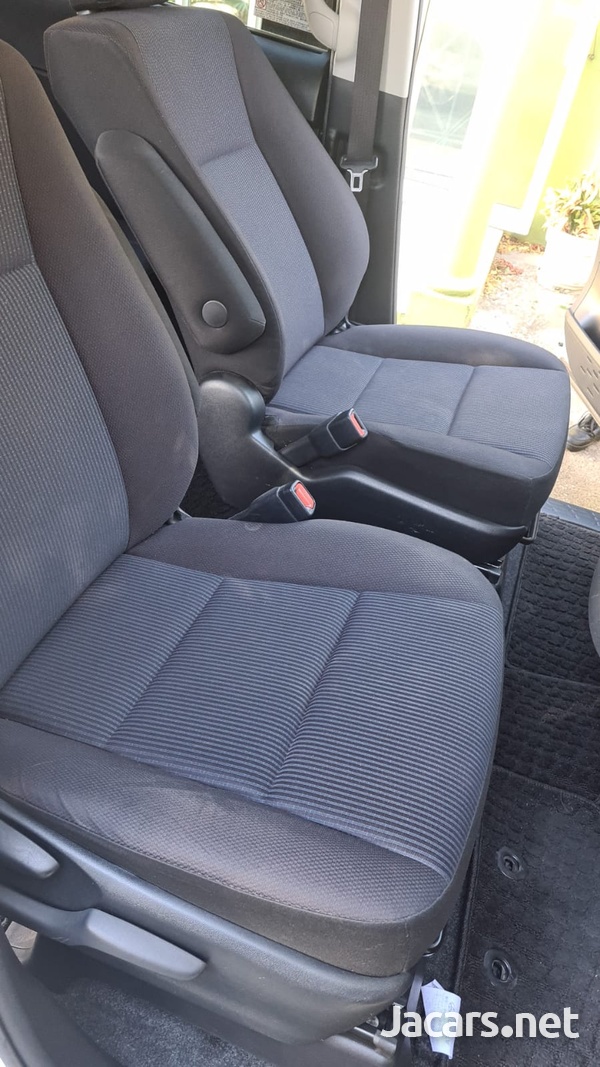 Toyota Voxy 2,0L 2015-7