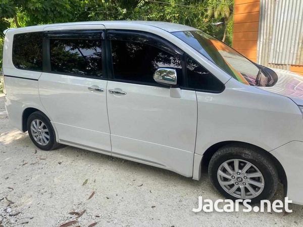 Toyota Voxy 2,0L 2012-4