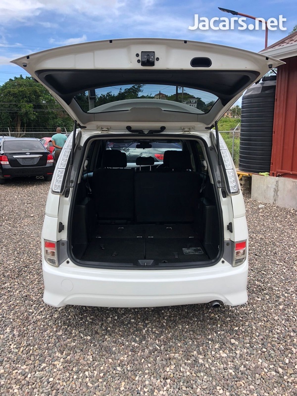 Toyota Isis 1,8L 2011-6