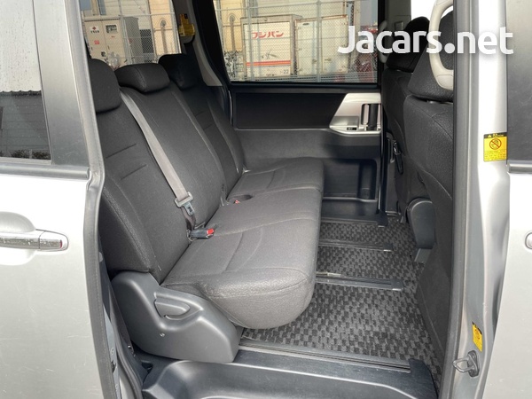 Toyota Noah 2,0L 2013-8