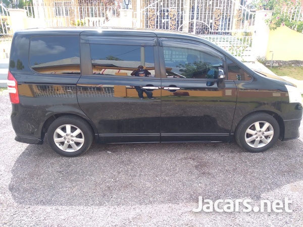 Toyota Noah 2,0L 2013-4