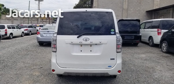 Toyota Voxy 2,0L 2013-1