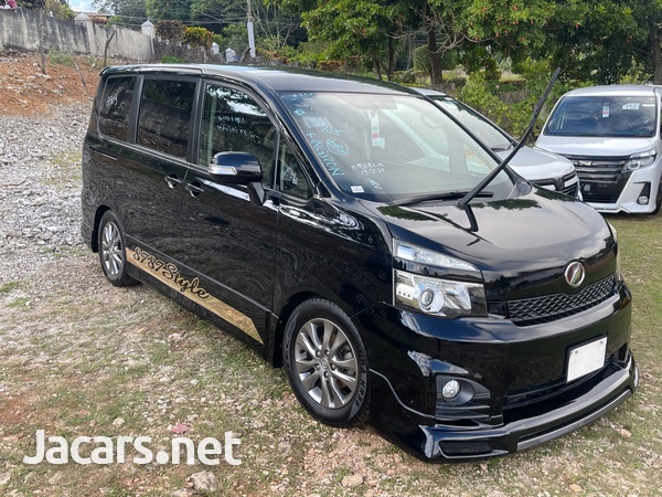 Toyota Voxy 2,0L 2013-5