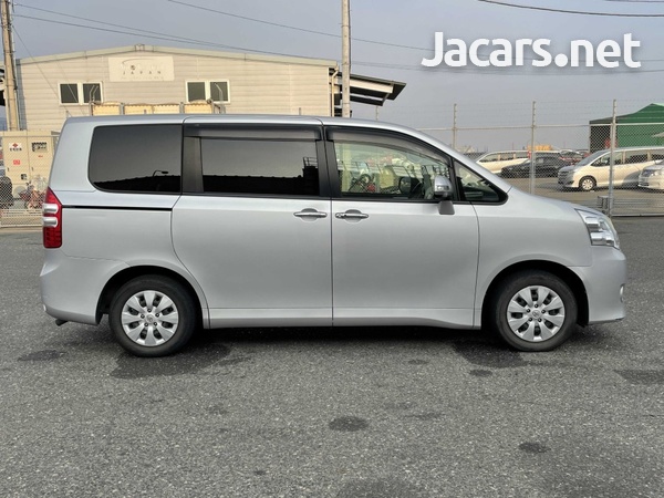 Toyota Noah 2,0L 2013-1