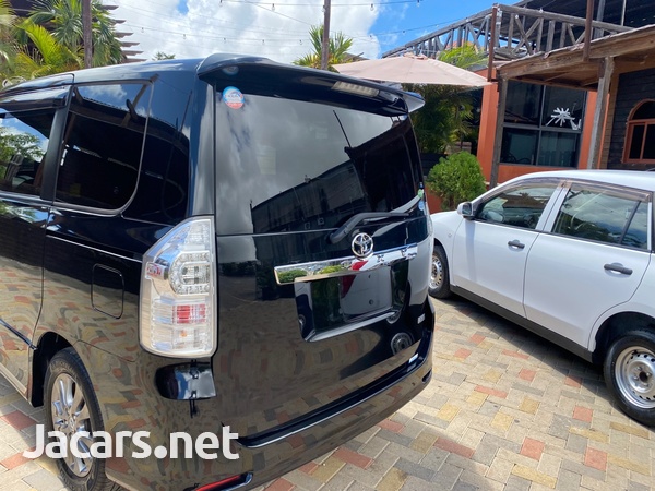 Toyota Voxy 1,8L 2013-4