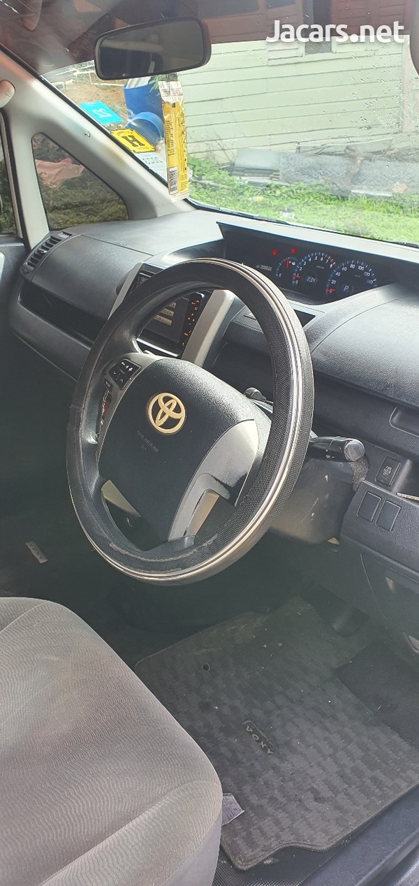 Toyota Noah 2,0L 2011-13