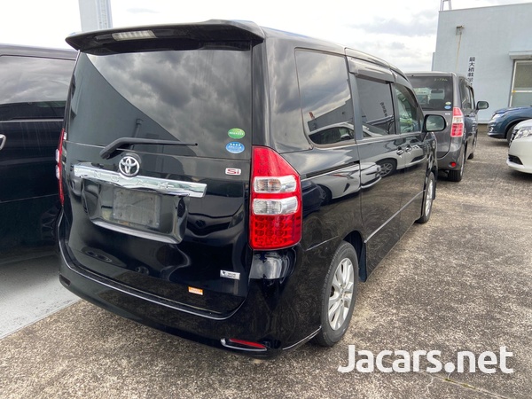 Toyota Noah 2,0L 2012-6