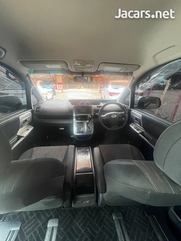 Toyota Voxy 2,0L 2012-14