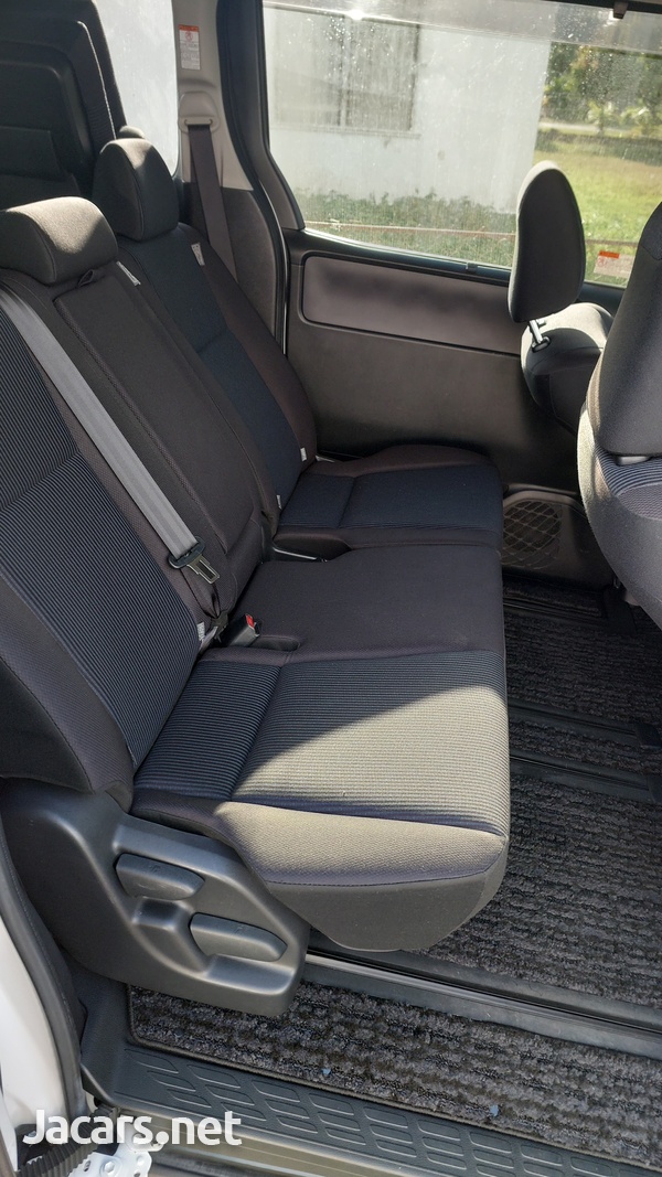 Toyota Noah 2014-12