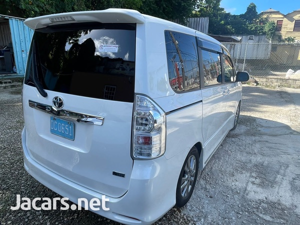 Toyota Voxy 2,0L 2013-4