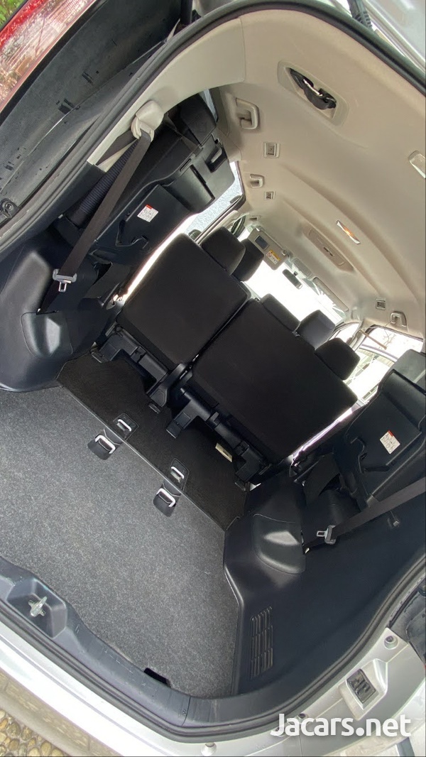 Toyota Noah 2,0L 2016-5