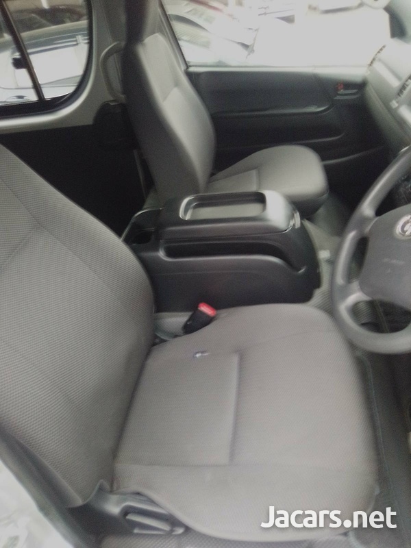 2013 Toyota Hiace Bus-7