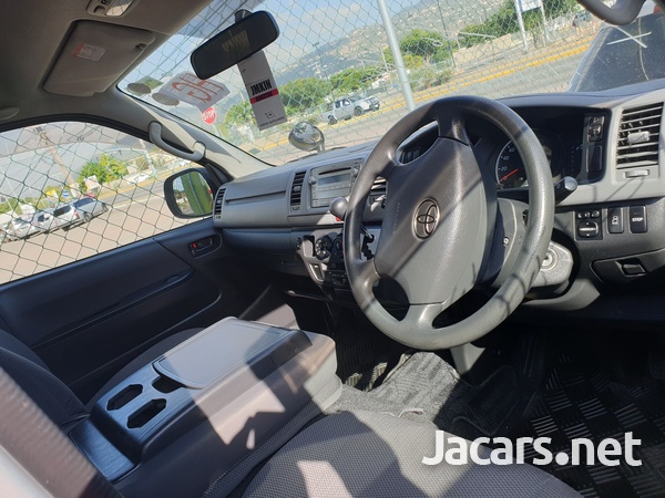 2011 Toyota Hiace Bus-7