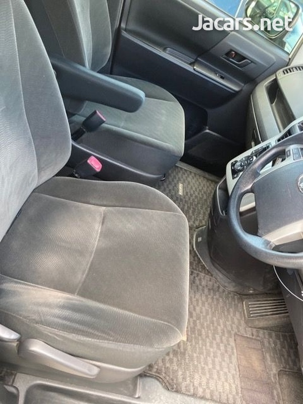 Toyota Voxy 1,8L 2013-3