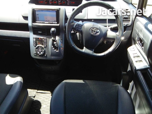 Toyota Voxy 2,0L 2013-5