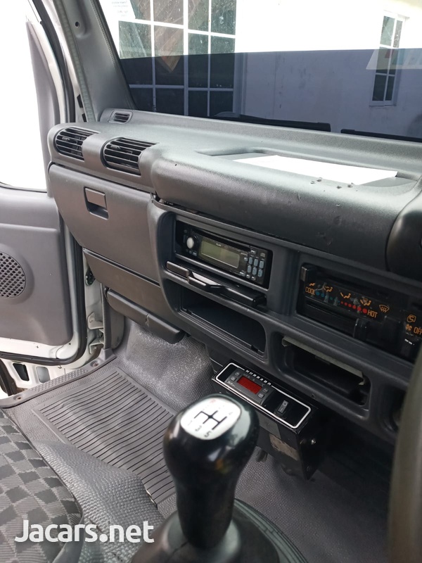 2008 Isuzu NKR box truck-3