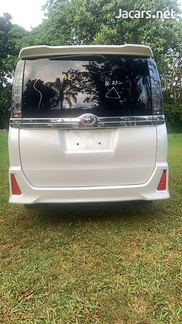 Toyota Voxy 2,0L 2015-6