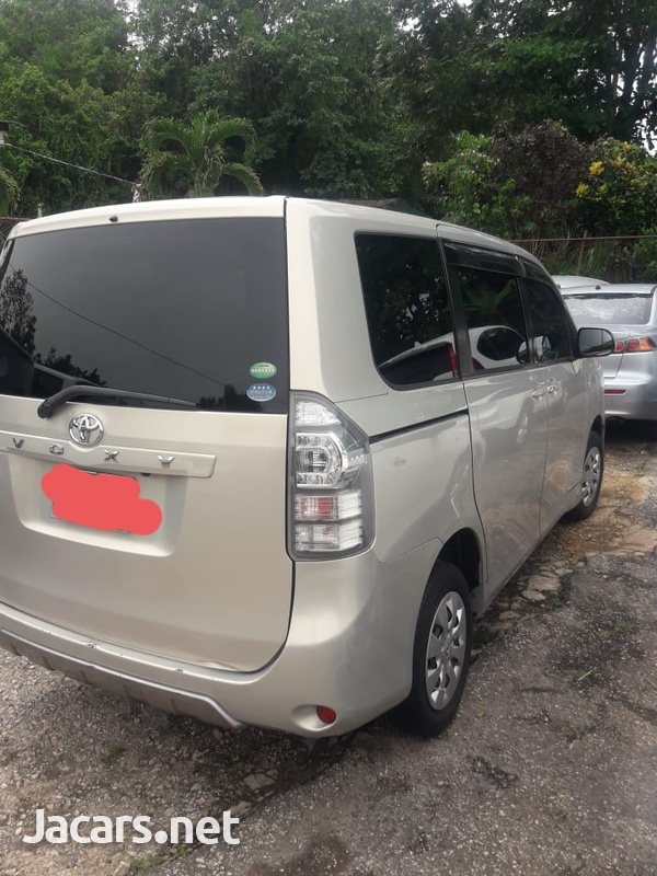 Toyota Voxy 2,0L 2010-4
